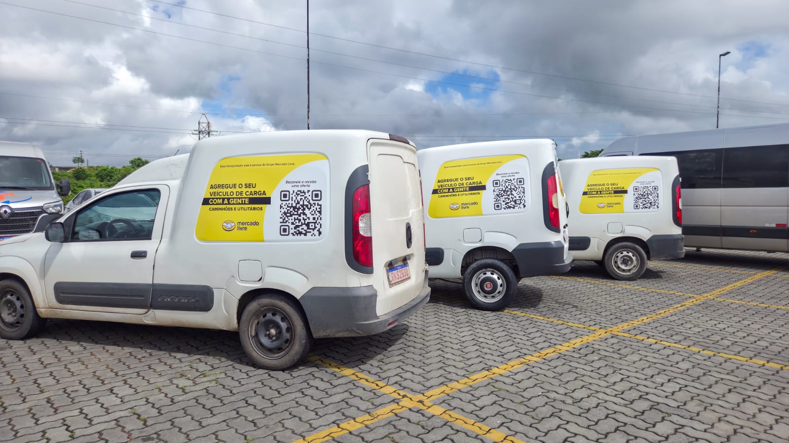 Adesivagem de frota de veículos utilitários do Mercado Livre