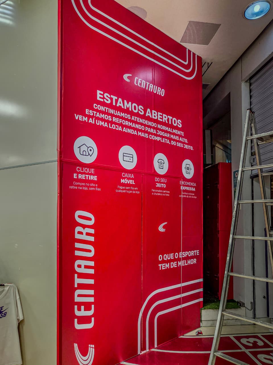 Plotagem de tapume em lona com comunicação visual da Centauro