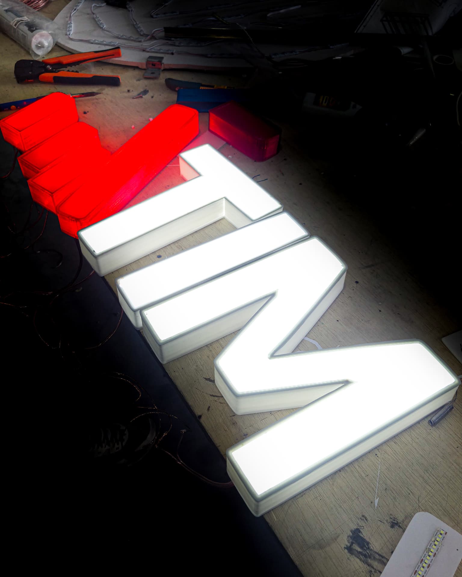 Letras caixa iluminadas por dentro
