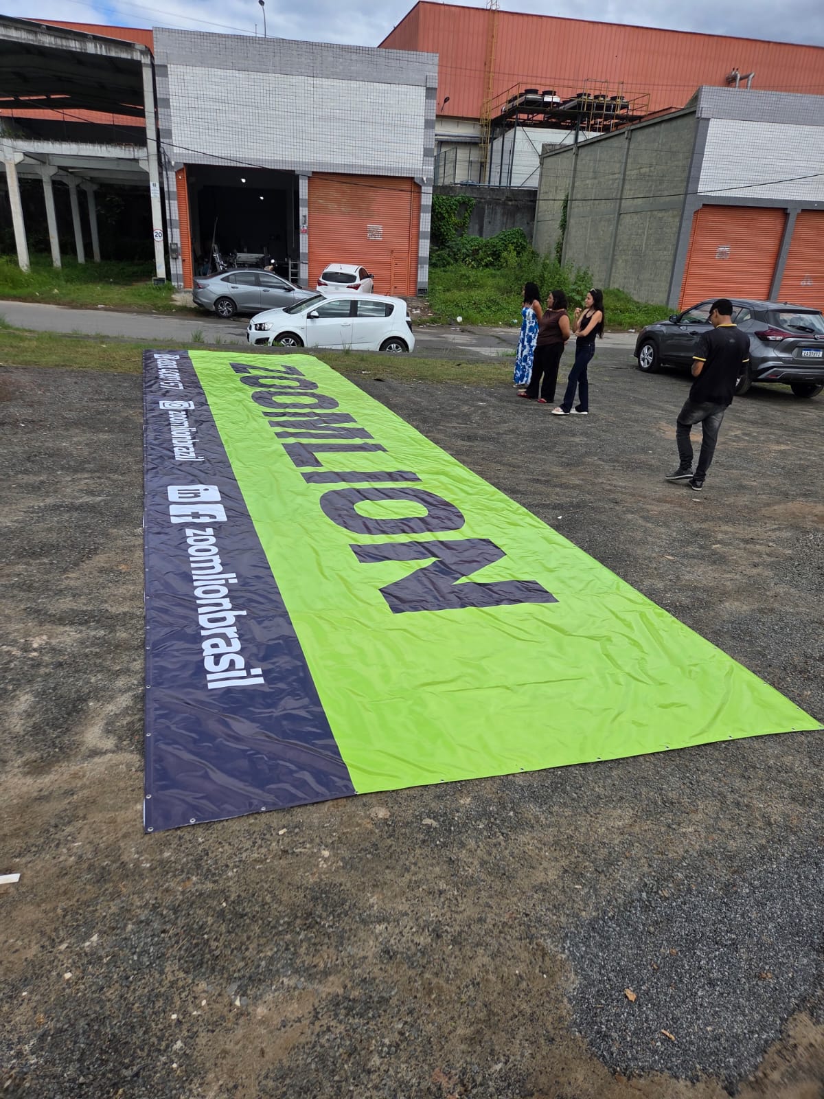 Lona publicitária de grande formato impressa para a Zoomlion Brasil