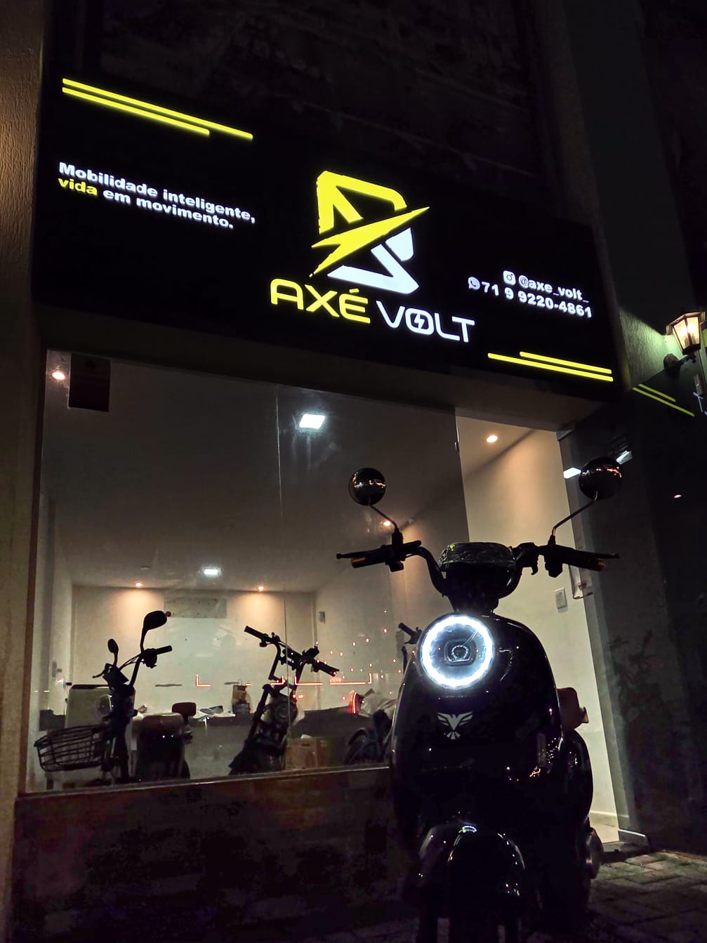 Fachada luminosa da Axé Volt iluminada à noite