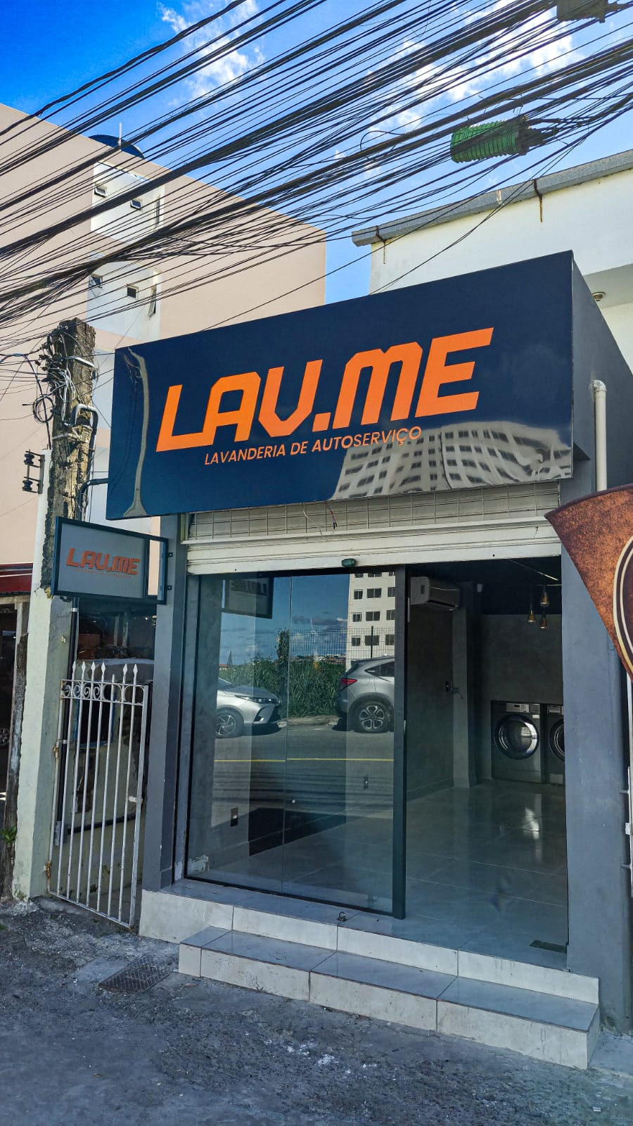 Fachada em ACM com letras caixa da lavanderia Lav.me