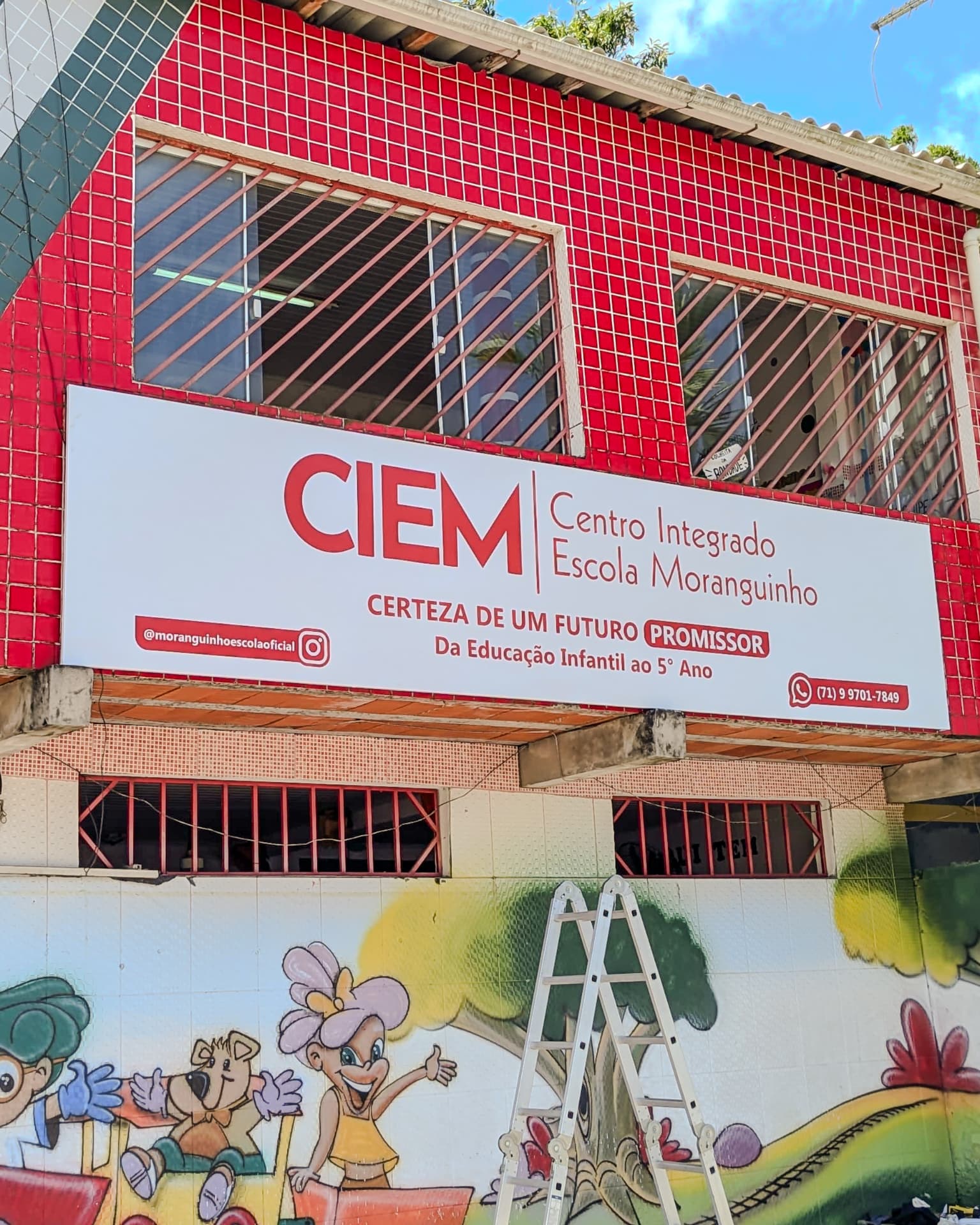 Placa em lona instalada na fachada da escola CIEM Moranguinho