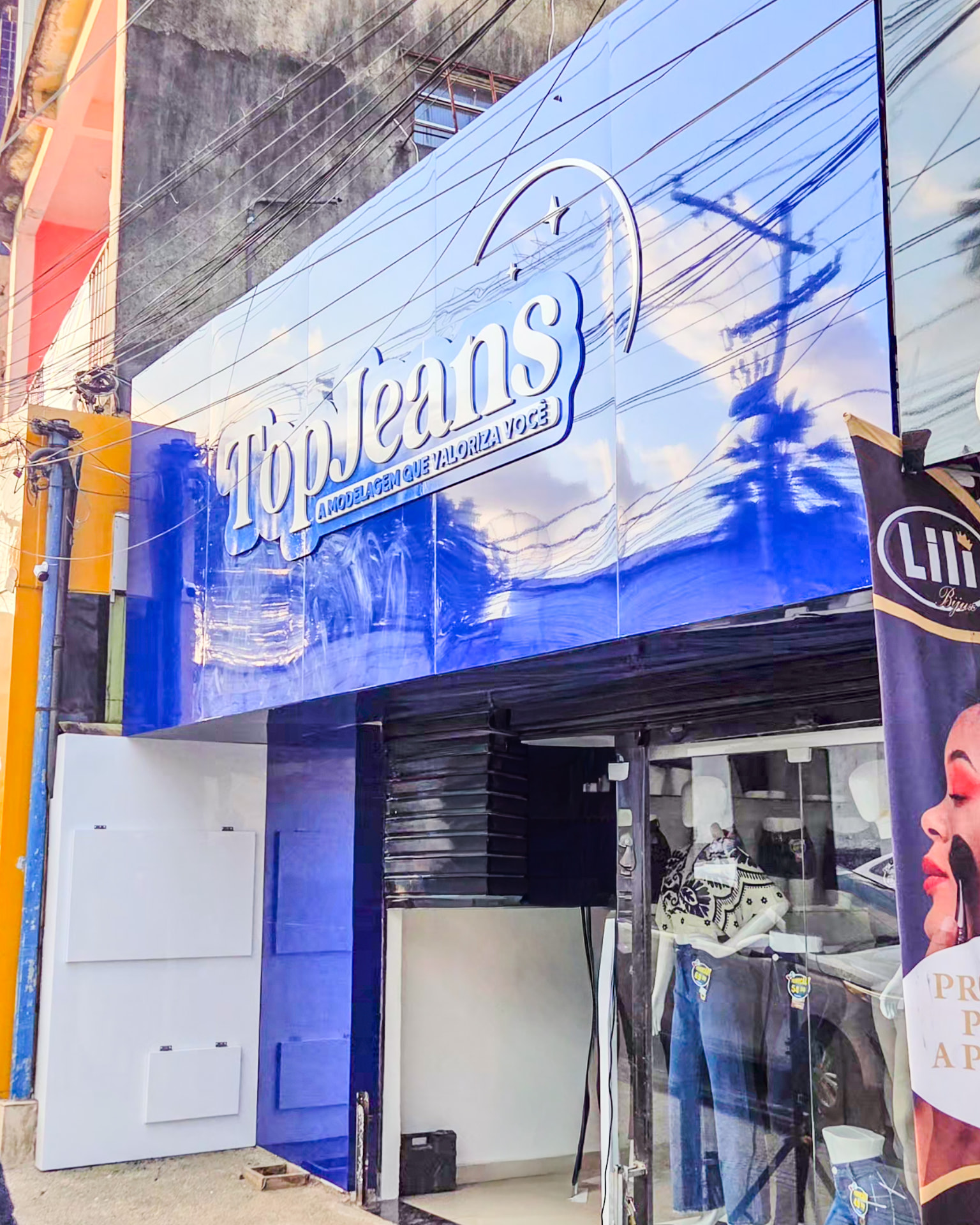 Fachada em ACM azul da loja Top Jeans