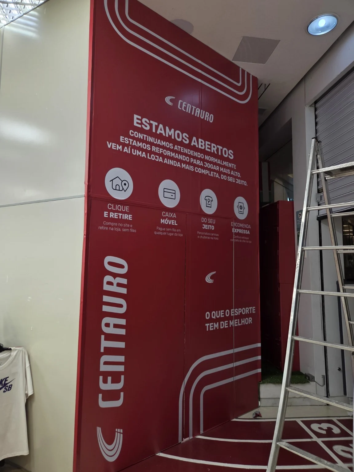 Comunicação da Centauro aplicada ao painel durante a reforma da loja.