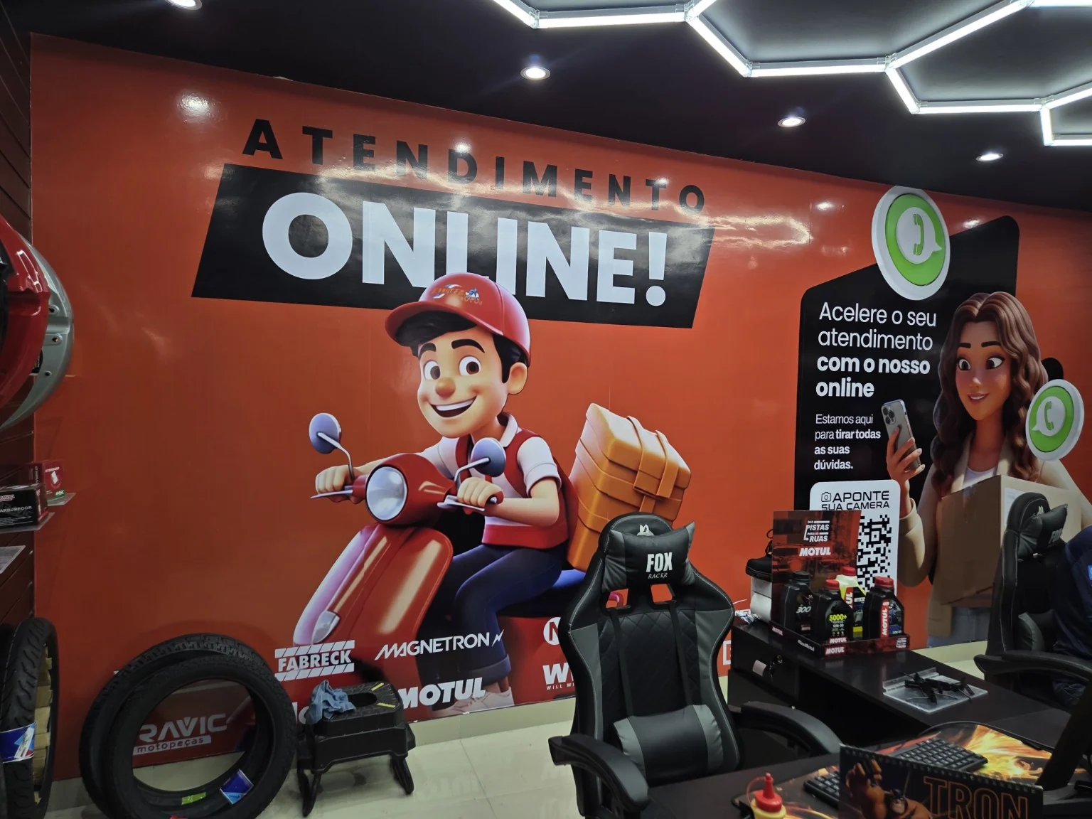Adesivação de parede em loja de motopeças