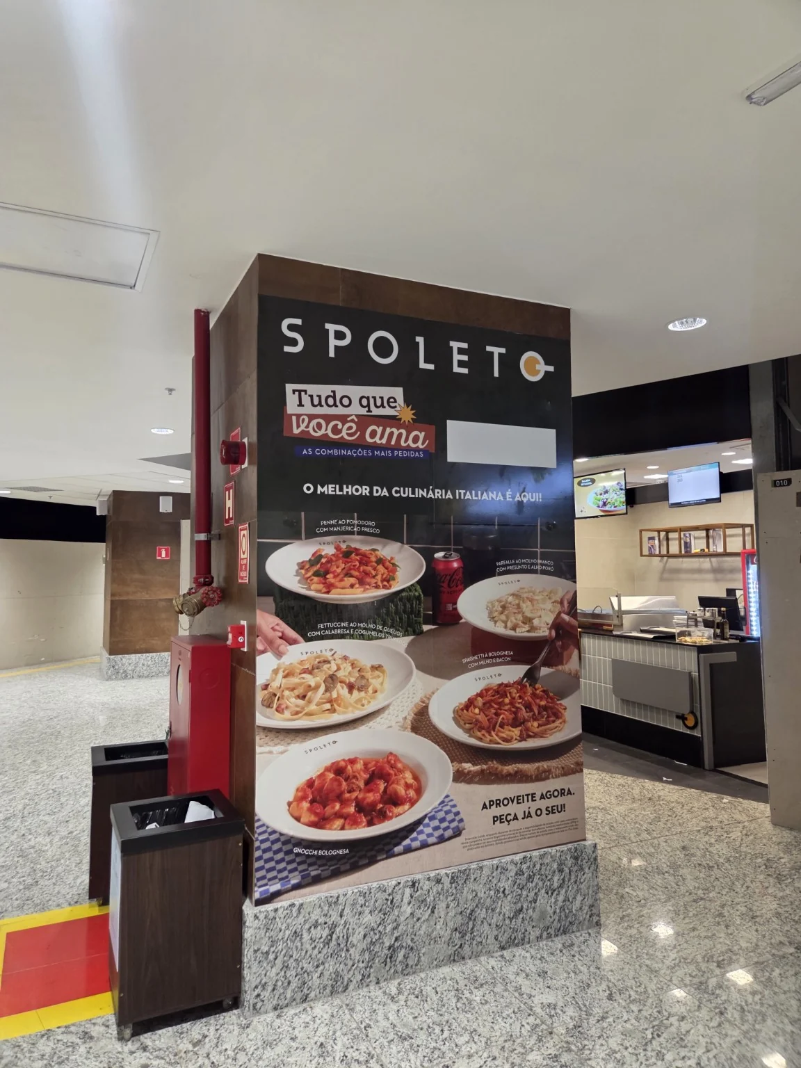 Adesivo com comunicação de produtos aplicado à coluna no Spoleto.