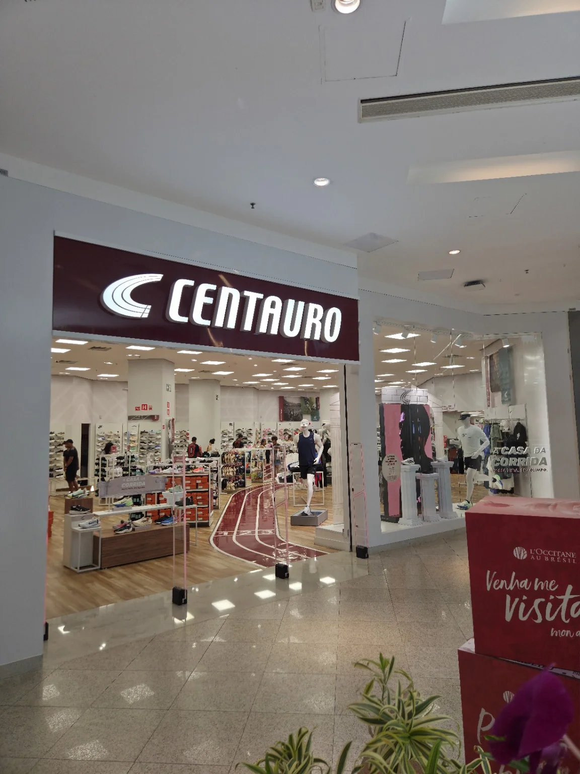 Letreiro iluminado da Centauro
