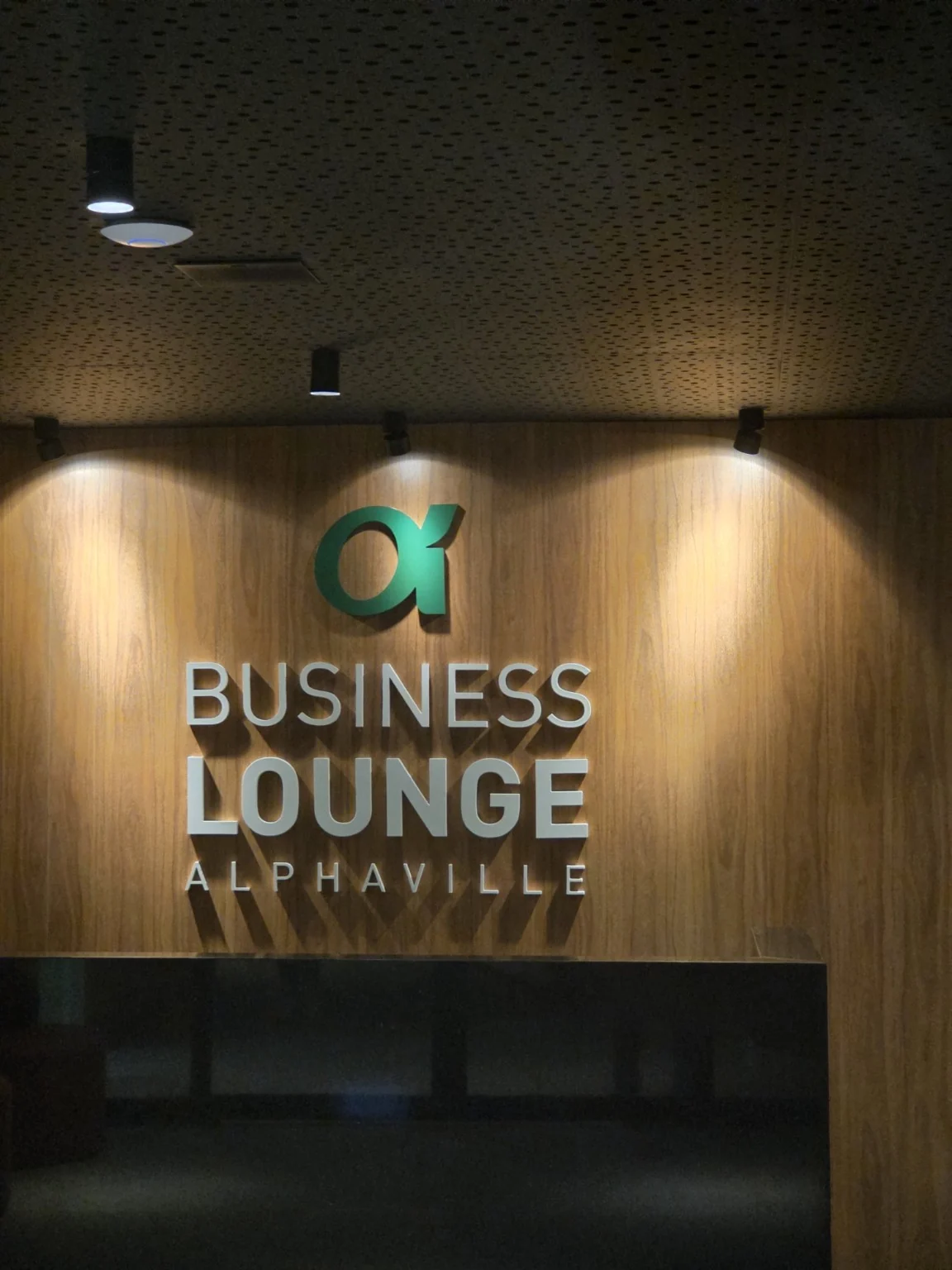 Letreiro interno do Business Lounge Alphaville