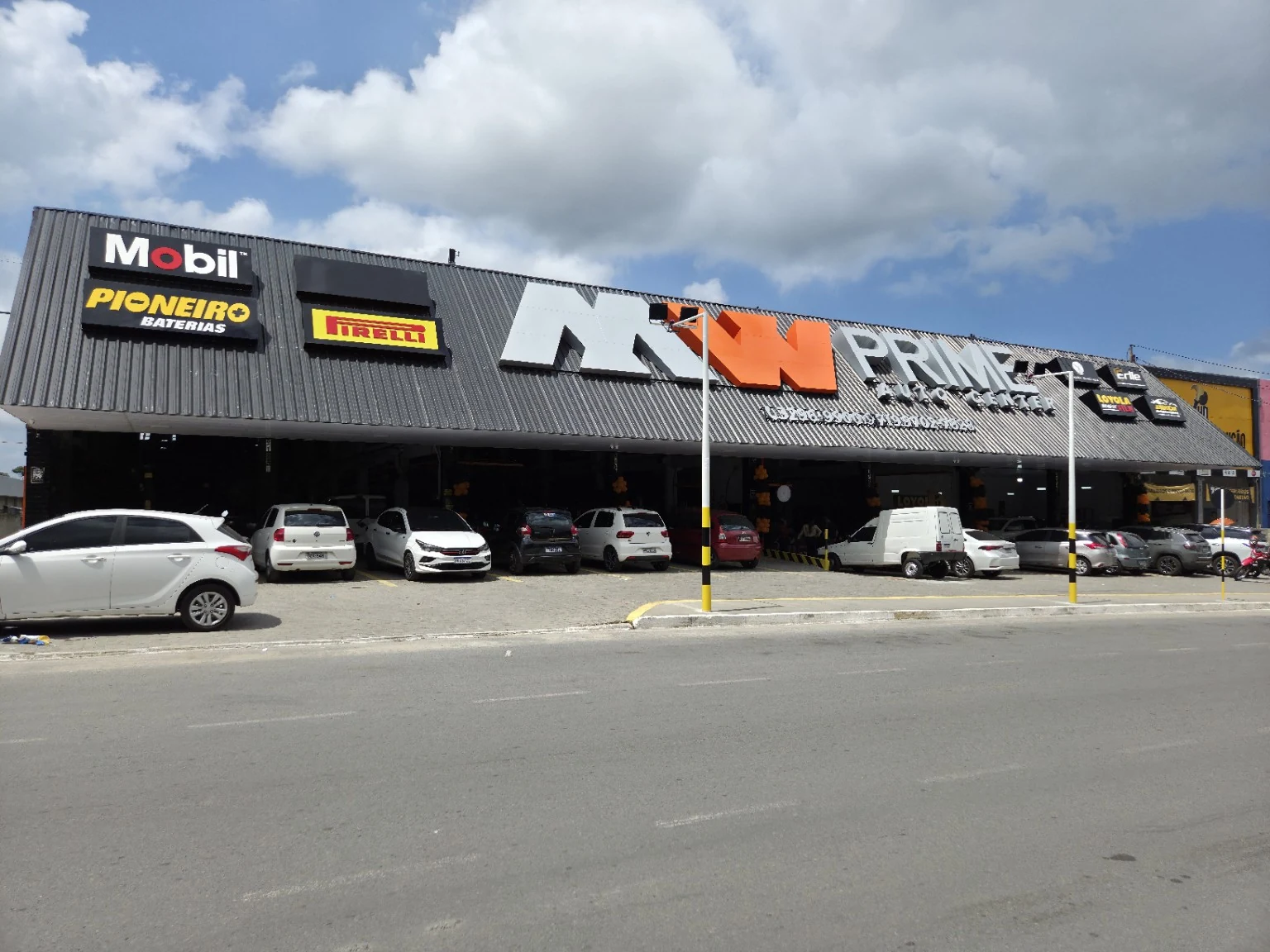 Letreiro principal e placas executados pela Psete para a MW Prime. Uma visão completa da obra e da presença visual do autocenter.