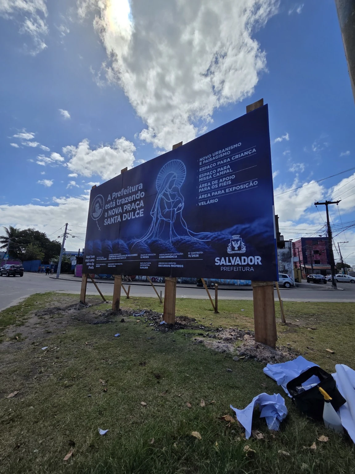 Painel institucional de grande formato instalado em área externa em Salvador